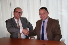 Simon Welford, General Manager BAT Benelux (foto rechts) en Karel van Ellinkhuizen, Managing Director DHL Supply Chain Nederland schudden elkaar de hand na ondertekening van het distributiecontract in