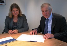 Ria Drost-Bouw namens de Belastingdienst en Jan Harbers namens Harbers Trucks ondertekenen het convenant. 