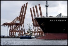 Bij het containeroverslagbedrijf Amsterdam Container Terminals (ACT) heeft de ochtendploeg vanochtend het werk neergelegd.