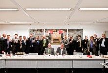 Vlnr zittend: Enno Osinga (Schiphol Group), Gerard van Haarlem (HvA); staand vlnr: Ben Radstaak (ACN), Michiel Nijdam (EUR), Peter van der Sterre (EVO), Hans Quak (TNO), Jelle Boonstra (TLN), Jack van