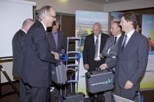 De overhandiging van vijf koffertjes met daarin promotiemateriaal vormde gisteren het startsein voor de campagne Viaport Venlo