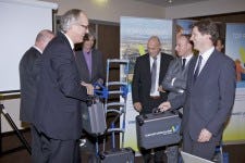 De overhandiging van vijf koffertjes met daarin promotiemateriaal vormde gisteren het startsein voor de campagne Viaport Venlo