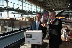 DPD CEO Michael van Ooijen neemt sorter in gebruik