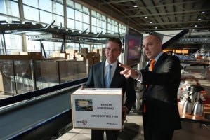 DPD CEO Michael van Ooijen neemt sorter in gebruik