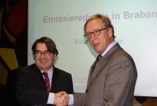 EVO-directeur Dick van de Broek Humphreij (links) overhandigde afgelopen maandag aan Brabants gedeputeerde Yves de Boer het eindrapport met de resultaten van het project Emissiereductie Brabant