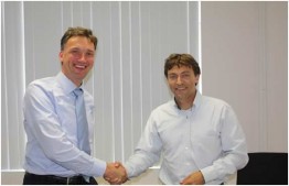 Evert Bancken (links), financieel directeur van AKO, en TopForce directeur Coen Dijkstra schudden elkaar de hand na het sluiten van de overeenkomst voor implementatie van een nieuw voorraadbeheersyste