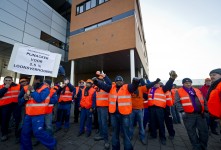 Een paar honderd medewerkers van distributiecentra albert heijn demonstreren op dit moment voor het hoofdkantoor supermarktconcern in zaandam