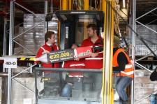 Office Depot heeft gisteren al een duit in het zakje gedaan met een donatie van 20.000 euro aan de deejays Sander Lantinga en Ramon Verkoeijen