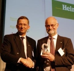 Fred Holvast (rechts) krijgt Lean and Green Award