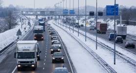Volgens EVO lijden Nederlandse verladers door sneeuw op de weg dagelijks ongeveer 10 miljoen euro verlies. 