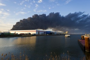 Grote brand bij chemische opslag in Moerdijk