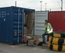 Steeds meer bedrijven beschermen hun werknemers tegen de risico's van het lossen van zeecontainers die giftige gassen kunnen bevatten, maar dat is nog niet voldoende zegt de Arbeidsinspectie.