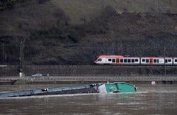 Bedrijven zijn naarstig op zoek naar tijdelijke alternatieven vanwege het tankerongeluk dat eerder deze maand plaatsvond op de Rijn bij Mainz.