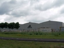 Adidas sluit twee distributiecentra in Nederland