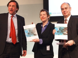 Uit handen van Ruut Meijer (links), ABN AMRO algemeen corporate clients, kregen Tineke Netelenbos (vice-voorzitter Logistieke Alliantie) en Roel Gans (rechts) het rapport: 'Nederland als één logistiek