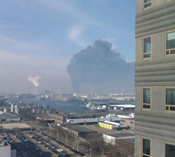 Grote brand bij chemisch bedrijf in Amsterdam