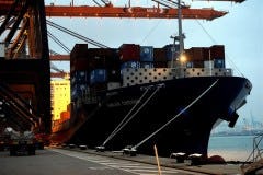 De Stichting Veilige Haven waarschuwt werknemers in de Nederlandse havens op te passen voor containers en schepen die uit Japan komen.