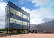 Schiphol heeft nog altijd volgens Cushman & Wakefield de hoogste gebruikerslasten van Nederland. In 2010 was de huurprijs voor een distributiecentrum nog 95 euro per vierkante meter.