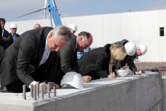 Afgelopen woensdag 23 maart is op symbolische wijze het startsein gegeven voor de bouw van een nieuw multi-client warehouse, Van Uden Logistics bouwt dit dc pal aan de A12 in Waddinxveen. 