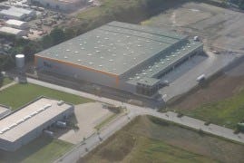 Luchtfoto van het logistiek centrum van Vos Logistics in het Duitse Goch, Het dc wordt uitgebreid voor klant Akzo Nobel.