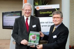 Herman de Boon, voorzitter stuurgroep Duurzame Logistiek (foto rechts), overhandigt de resultaten van het vervolgonderzoek naar een GreenRail Terminal in Bleiswijk aan Govert Veldhuijzen, gedeputeerde
