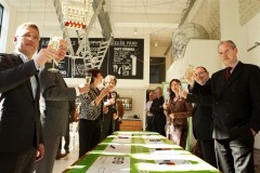 Het glas kon geheven worden nadat de intentieverklaring Duurzame Stedelijke Distributie Binnenstad Schiedam was ondertekend door de verschillende partijen