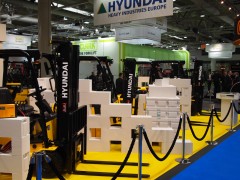 Hyundai Heavy Industries Europe grijpt de CeMAT onder andere aan om een familie te tonen van vier nieuwe elektroheftrucks. Aan de buitenkant van deze conceptmodellen valt op dit moment helaas nog wein