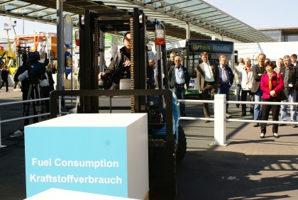 Demonstratie van hybride heftruck bij Toyota