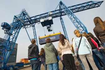 Leerlingen op bezoek bij logistieke bedrijven
