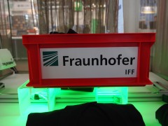 Het Fraunhofer Institut IFF uit Magdeburg pakt tijdens deze CeMAT uit met een nieuwe RFID-tunnelpoort waarmee grote in dozen verpakte partijen textiel voorzien van RFID-tags probleemloos uitgelezen ku