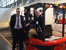 Max Holland-directeur Harold de Gouw (links) en Gerard Heijkoop stellen dat kwaliteit van de Chinese heftrucks de afgelopen jaren met sprongen vooruit zijn gegaan.