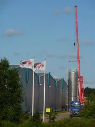 De eerste silo is geplaatst op het terrein waar logistiek dienstverlener Graaco een nieuw logistiek centrum bouwt.