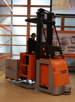 STILL presenteert een intelligente orderverzameloplossing die de voordelen van spraaksturing (Pick by Voice) combineert met een zelfstandig rijdende STILL-Verticale orderverzameltruck van het type EK-
