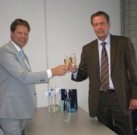 Frank Hermanns, directeur Retail & Marketing H2O Plus (rechts) en Willem Jan van Amersfoort, Managing Director Geodis Logistics Netherlands, heffen het glas na ondertekening van de service overeenkoms