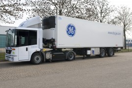 Volgens CE Delft blijken op het gebied van luchtverontreiniging vrachtauto’s bijna net zo goed te scoren, of zelfs beter, dan binnenvaart en spoor.