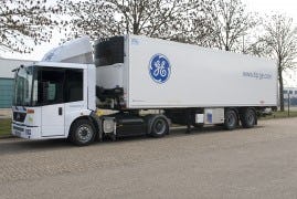 Volgens CE Delft blijken op het gebied van luchtverontreiniging vrachtauto’s bijna net zo goed te scoren, of zelfs beter, dan binnenvaart en spoor.