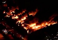 Een distributiecentrum van Sony in Noord-Londen ging in vlammen op nadat relschoppers er huis hadden gehouden