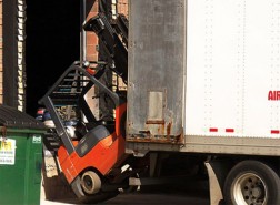 Volgens bmwt-directeur anton van loon kunnen veel heftruckongevallen voorkomen worden als de arbeidsinspectie meer inspecteurs inzet bij controle veiligheid in magazijnen bedrijven.