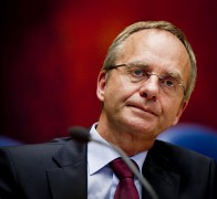 Minister Henk Kamp van Sociale Zaken en Werkgelegenheid vindt dat de cao-partijen (werkgevers- en werknemersorganisaties) zelf actie moeten ondernemen in de kwestie rondom de vermeende illegale inzet 