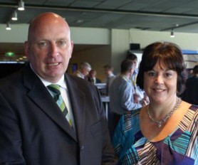 Ger Daalhuisen en Jacquie Boast op de informatiemarkt.