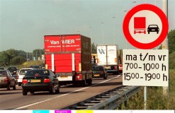 Het kabinet wil op sommige snelwegen en op bepaalde tijdstippen vrachtauto’s verbieden om in te halen. 