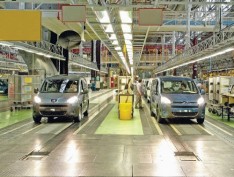 Automobielconcern Peugeot heeft noodgedwongen afgelopen vrijdag en donderdag de productie in drie fabrieken moeten stilleggen. 