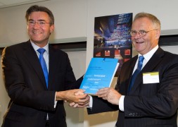 Minister Maxime Verhagen (L) overhandigt dinsdag bij de opening van BioPartner, een centrum voor startende ondernemingen op het gebied van biotechnologie, het eerste exemplaar van de zogenaamde bedrij