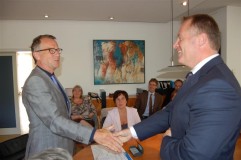 Aat van der Meer (foto rechts) en burgemeester Jan de Ruiter zetten hun handtekening onder de overeenkomst die voor Dachser een belangrijke uitbreiding betekent van de bestaande opslagcapaciteit. 