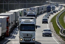 Het Nederlandse aandeel in het internationale goederenvervoer over de weg loopt terug.