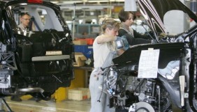 Renault en PSA/Peugeot-Citroën sluiten een aantal fabrieken tijdelijk. De beide autofabrikanten zeggen hiermee hun voorraden te willen terugbrengen.