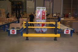 NSK doet er alles aan om de veiligheid op de magazijnvloer van het EDC in Tilburg op een hoog niveau te houden. Zo is een kunststof barrier geplaatst die de paklijn afscheid van de rijroute van de int