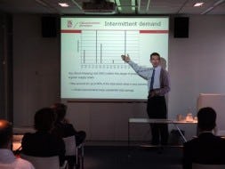Ruud Teunter: “Kies voor alternatieve methodes bij forecasting slow movers.”