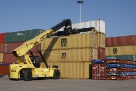 Koelcontainers met fruit worden voortaan vervoerd over water in plaats van over de weg. Dat is het resultaat van een in Rotterdam gesloten overeenkomst tussen fruitimporteurs, logistiek dienstverlener