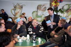 Karel de Jong, directeur Logistiek, neemt een exemplaar in ontvangst van de eerste 'Actiekrant in Distributieland'. Foto: FNV Bondgenoten/Jantien Oving